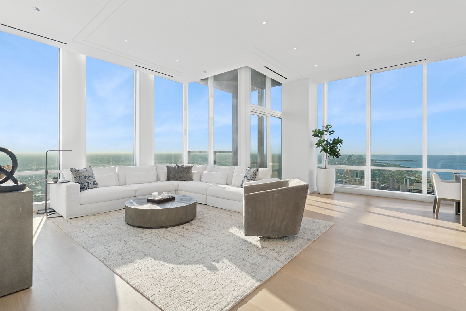 14 W Superior Street 6402