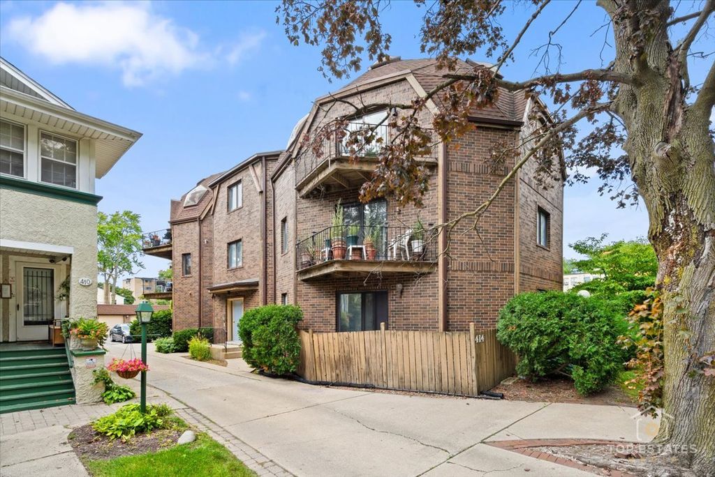 Photo for 414 Franklin Avenue #3A, River Forest, IL 60305 (MLS # 12470246)