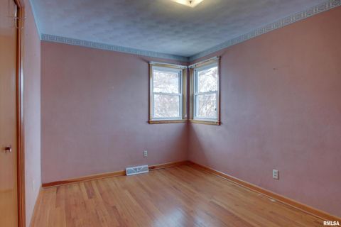 Tiny photo for 523 TEMPLE Street, Quincy, IL 62305 (MLS # QC4269964)