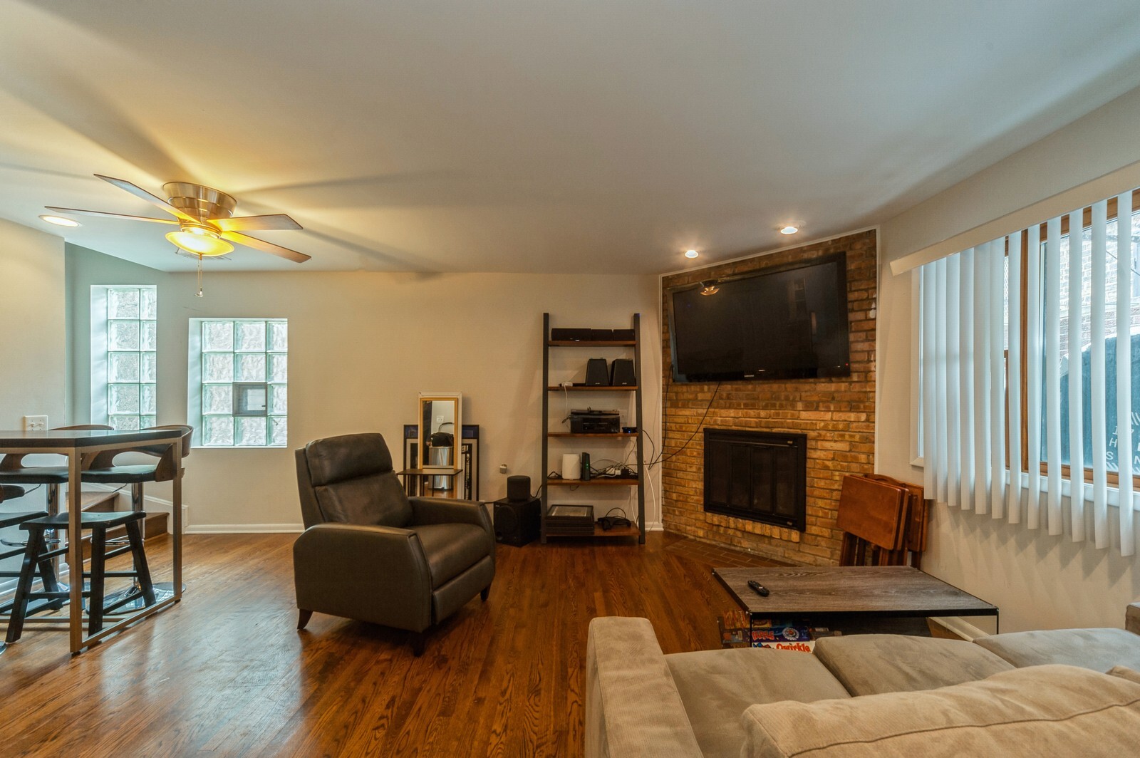 542 W Arlington Place F