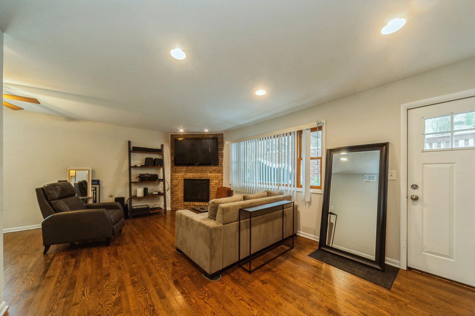 542 W Arlington Place F