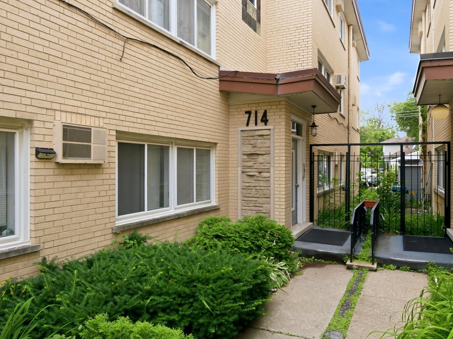 714 N Austin Boulevard 202