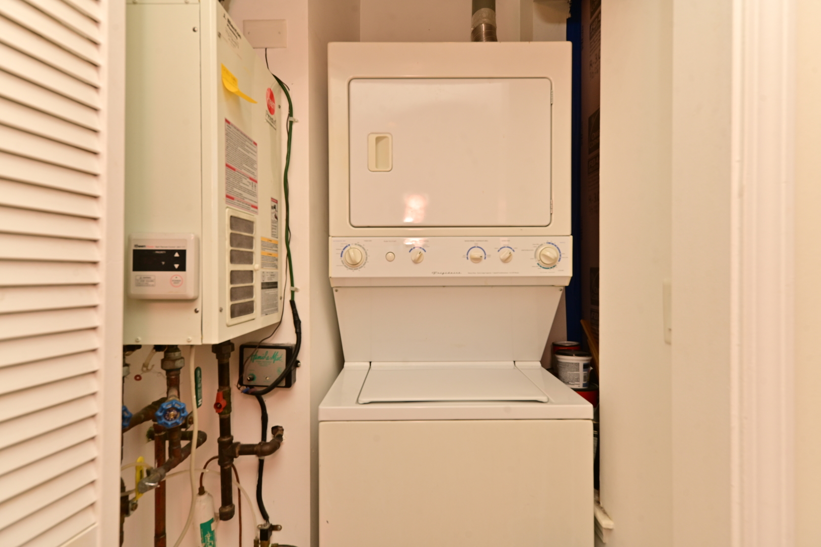 Chicago, Illinois 60618, United States, 2 Bedrooms Bedrooms, ,2 BathroomsBathrooms,Residential,Active,242043