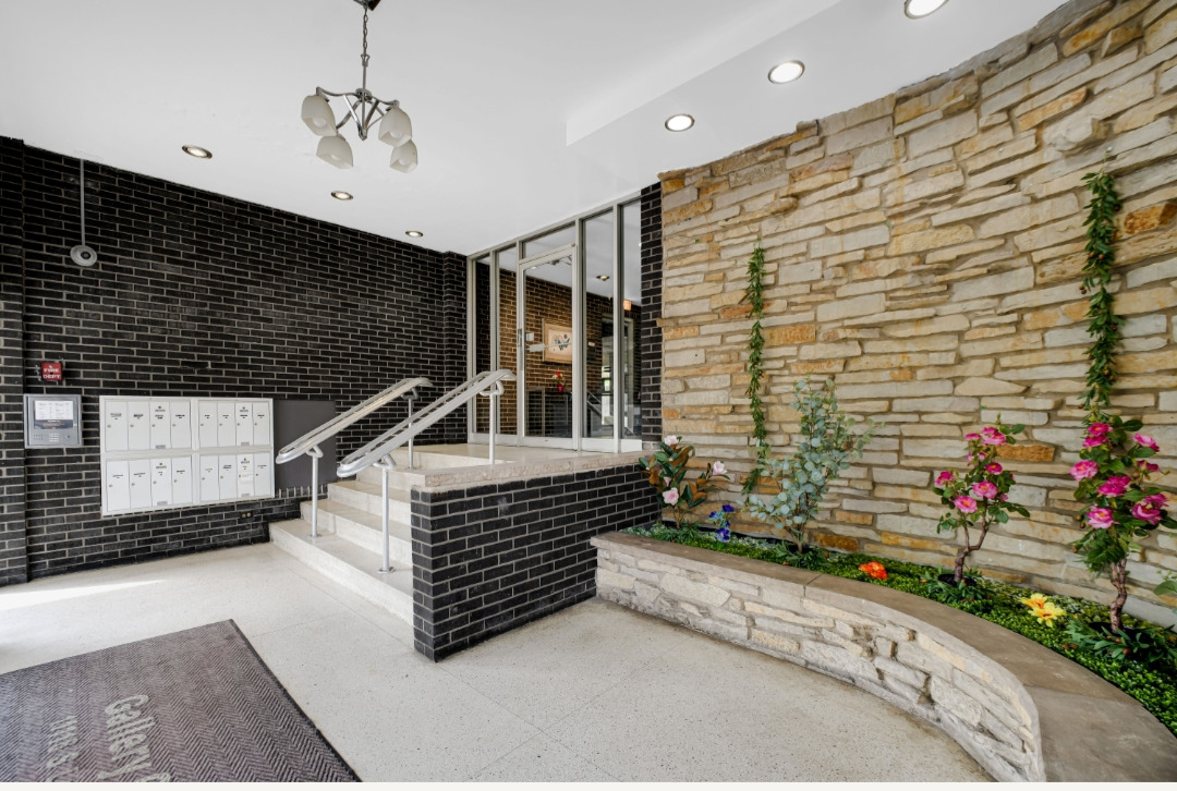 11116 S Longwood Drive 202