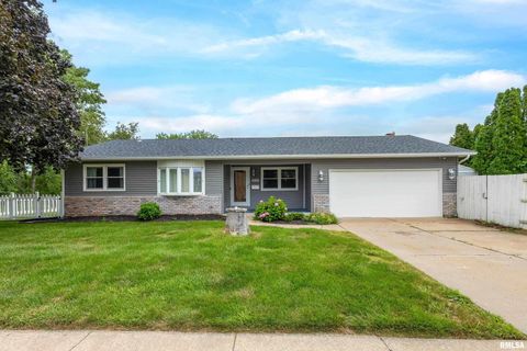Photo of 3205 N PINE Street, Davenport, IA 52806 (MLS # QC4266784)