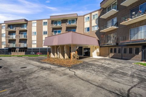 Photo of 9820 S Pulaski Road #315, Oak Lawn, IL 60453 (MLS # 12605564)