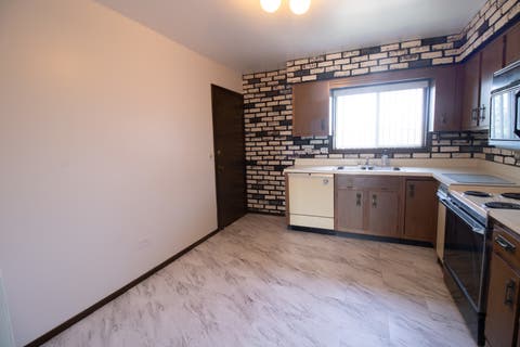 Tiny photo for 608 Cobblestone Circle #F, Glenview, IL 60025 (MLS # 12716684)