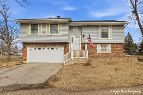 Photo of 136 Edgewater Drive, Crystal Lake, IL 60014 (MLS # 12568374)
