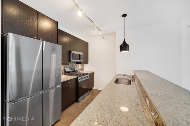 123 S GREEN Street 1107B