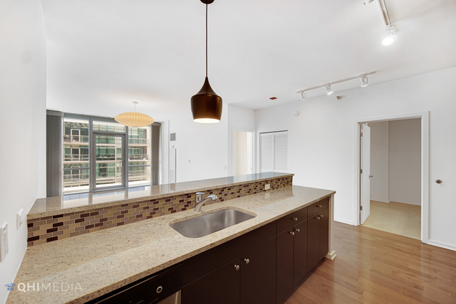 123 S GREEN Street 1107B