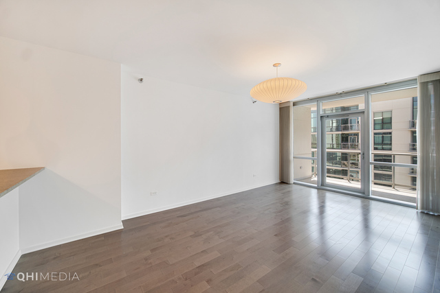 123 S GREEN Street 1107B