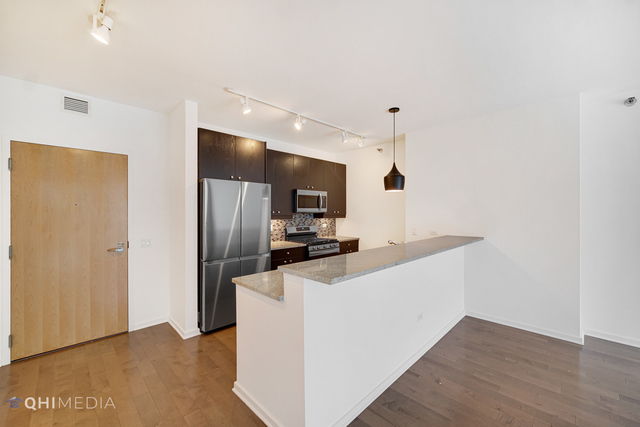 123 S GREEN Street 1107B