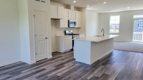 Tiny photo for 561 yosemite Way, Mundelein, IL 60060 (MLS # 12475270)