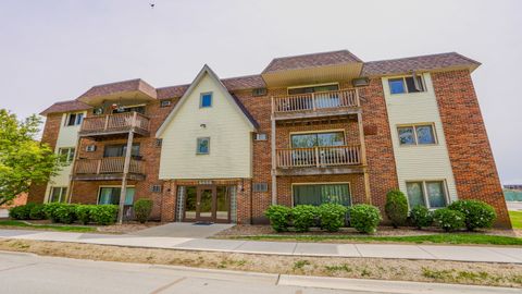 Tiny photo for 6655 172nd Street #2A, Tinley Park, IL 60477 (MLS # 12650353)