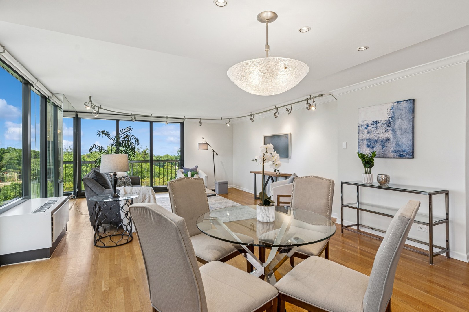 2500 N Lakeview Avenue 605
