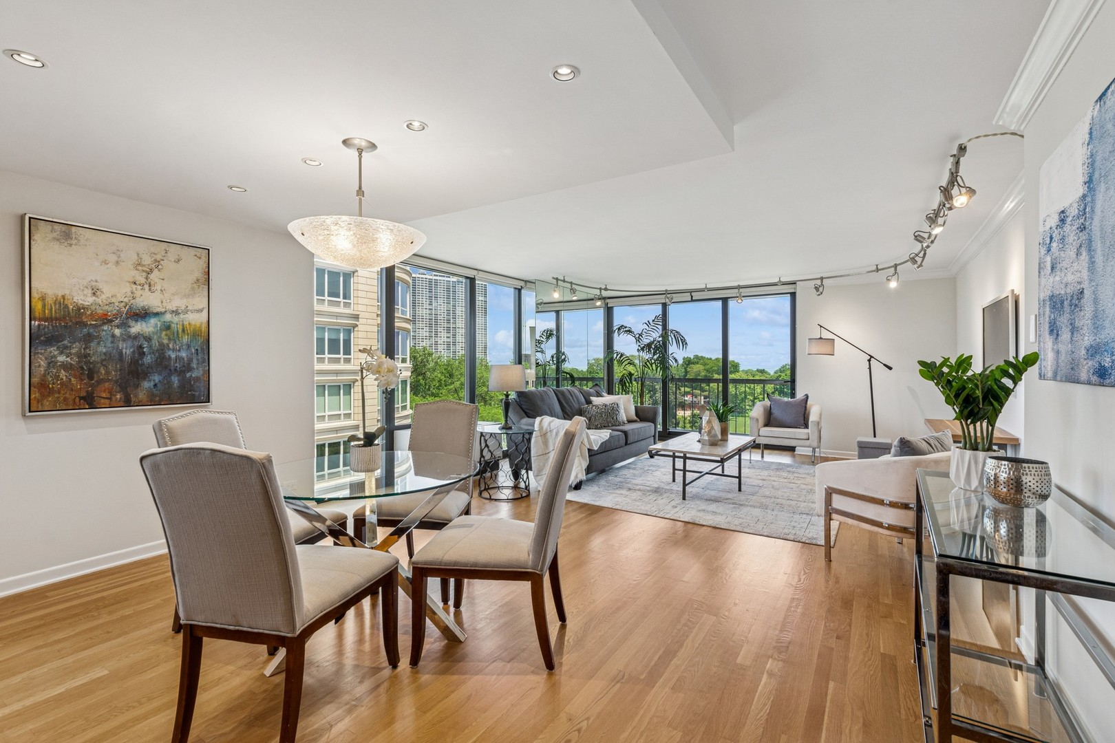 2500 N Lakeview Avenue 605