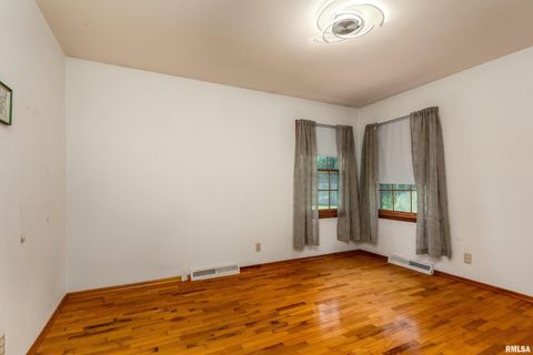 Tiny photo for 301 S GLENVIEW Drive, Carbondale, IL 62901 (MLS # EB458837)