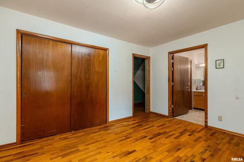 Tiny photo for 301 S GLENVIEW Drive, Carbondale, IL 62901 (MLS # EB458837)