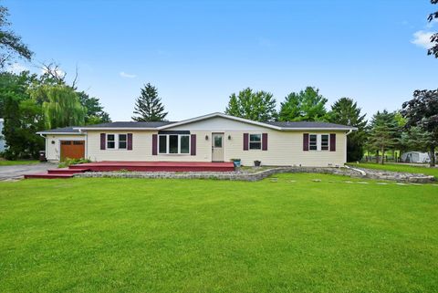 Photo of 14716 Il Route 176 Highway, Woodstock, IL 60098 (MLS # 12552143)