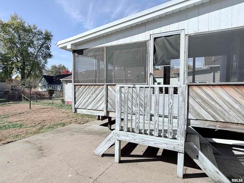 Tiny photo for 837 14TH Avenue S, Clinton, IA 52732 (MLS # QC4269148)