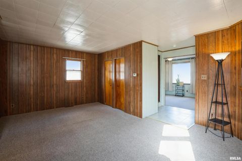 Tiny photo for 837 14TH Avenue S, Clinton, IA 52732 (MLS # QC4269148)