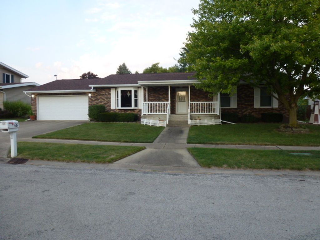 Photo for 68 Somerset Drive, Clinton, IL 61727 (MLS # 12448930)