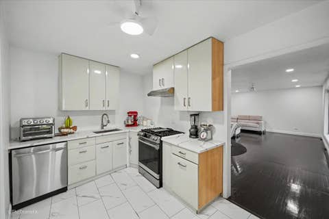 Tiny photo for 460 E 15th Place, Lombard, IL 60148 (MLS # 12698433)