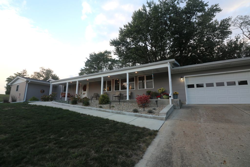 Photo for 3371 Hilltop Court, Clinton, IL 61727 (MLS # 12476297)