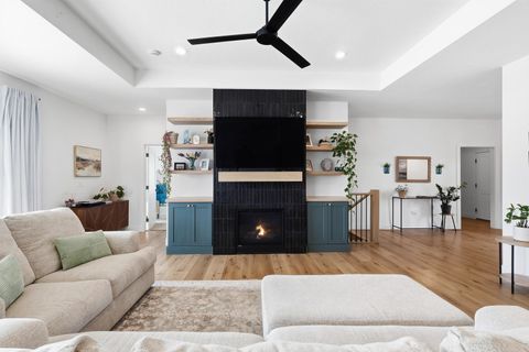 Tiny photo for 1 Country Club Court, Le Claire, IA 52753 (MLS # 12574804)