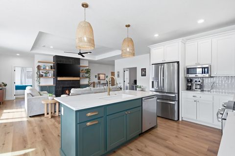 Tiny photo for 1 Country Club Court, Le Claire, IA 52753 (MLS # 12574804)