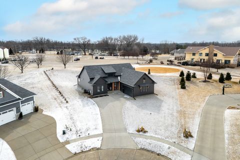 Tiny photo for 1 Country Club Court, Le Claire, IA 52753 (MLS # 12574804)