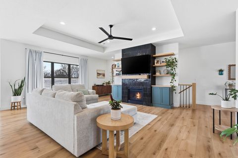 Tiny photo for 1 Country Club Court, Le Claire, IA 52753 (MLS # 12574804)