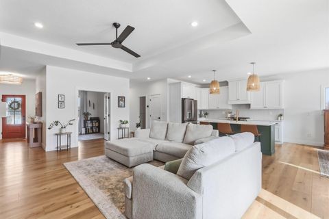 Tiny photo for 1 Country Club Court, Le Claire, IA 52753 (MLS # 12574804)