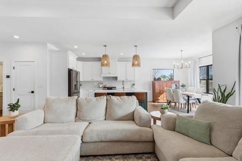 Tiny photo for 1 Country Club Court, Le Claire, IA 52753 (MLS # 12574804)