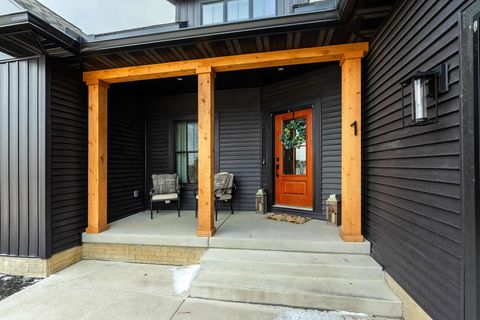 Tiny photo for 1 Country Club Court, Le Claire, IA 52753 (MLS # 12574804)