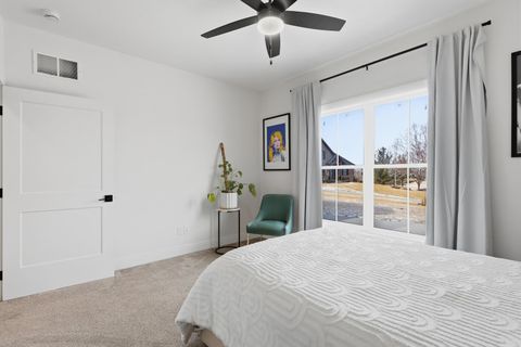 Tiny photo for 1 Country Club Court, Le Claire, IA 52753 (MLS # 12574804)