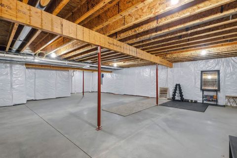 Tiny photo for 1 Country Club Court, Le Claire, IA 52753 (MLS # 12574804)