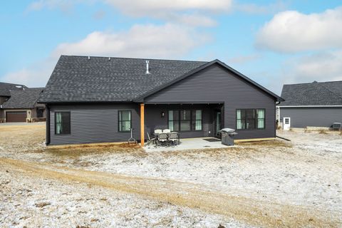 Tiny photo for 1 Country Club Court, Le Claire, IA 52753 (MLS # 12574804)