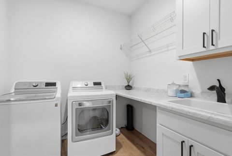 Tiny photo for 1 Country Club Court, Le Claire, IA 52753 (MLS # 12574804)