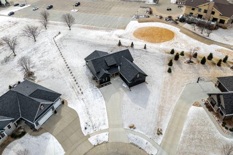 Tiny photo for 1 Country Club Court, Le Claire, IA 52753 (MLS # 12574804)