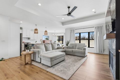 Tiny photo for 1 Country Club Court, Le Claire, IA 52753 (MLS # 12574804)