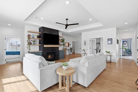 Tiny photo for 1 Country Club Court, Le Claire, IA 52753 (MLS # 12574804)