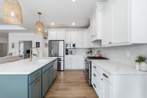 Tiny photo for 1 Country Club Court, Le Claire, IA 52753 (MLS # 12574804)