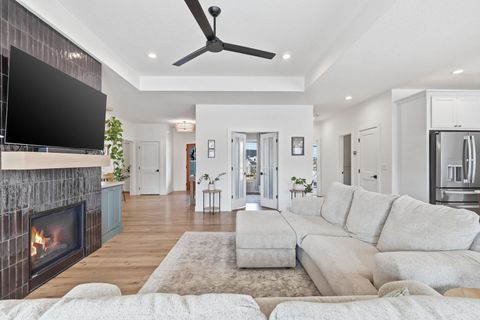 Tiny photo for 1 Country Club Court, Le Claire, IA 52753 (MLS # 12574804)