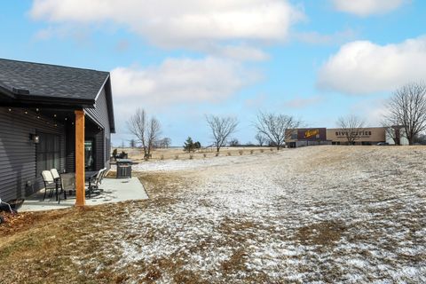 Tiny photo for 1 Country Club Court, Le Claire, IA 52753 (MLS # 12574804)