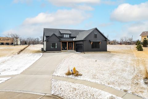 Tiny photo for 1 Country Club Court, Le Claire, IA 52753 (MLS # 12574804)