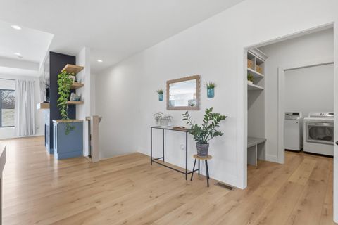 Tiny photo for 1 Country Club Court, Le Claire, IA 52753 (MLS # 12574804)