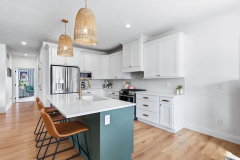 Tiny photo for 1 Country Club Court, Le Claire, IA 52753 (MLS # 12574804)