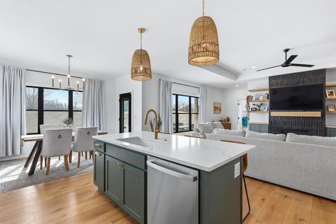 Tiny photo for 1 Country Club Court, Le Claire, IA 52753 (MLS # 12574804)