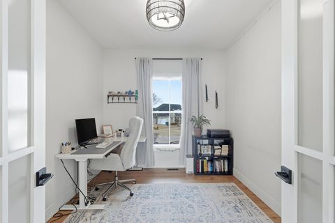 Tiny photo for 1 Country Club Court, Le Claire, IA 52753 (MLS # 12574804)